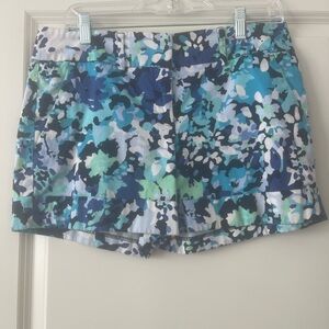 Women’s New York & Company Blue and Green Patterned Shorts - Size 6